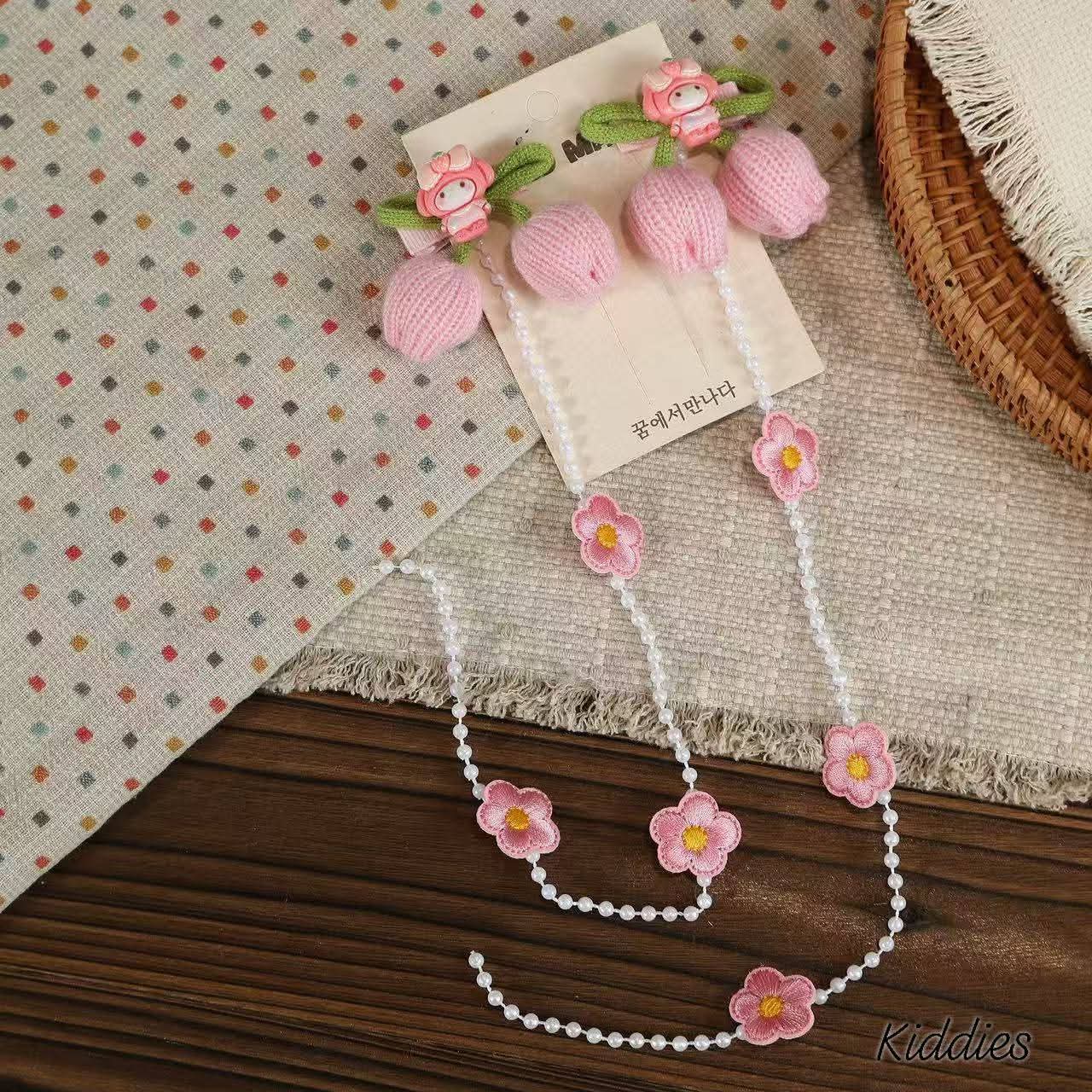 Tulip pearl chain clip