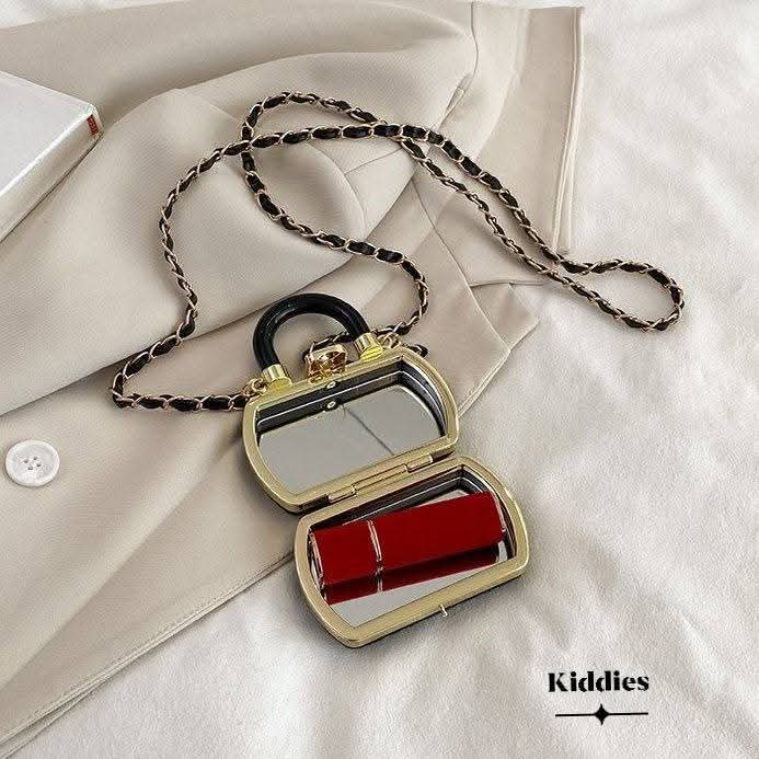 Mini Black Clutch looks elegant & stylish.